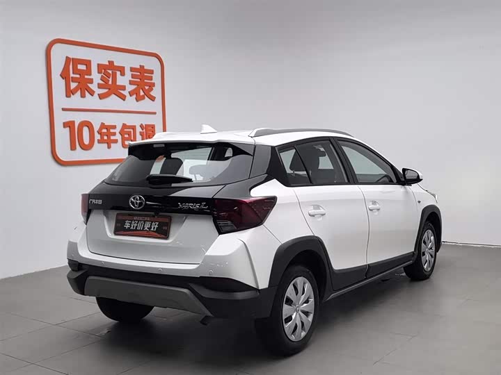 Фото 2 - Toyota Yaris L Hatchback