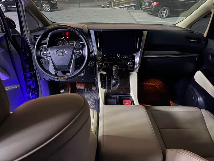 Фото 3 - Toyota Alphard