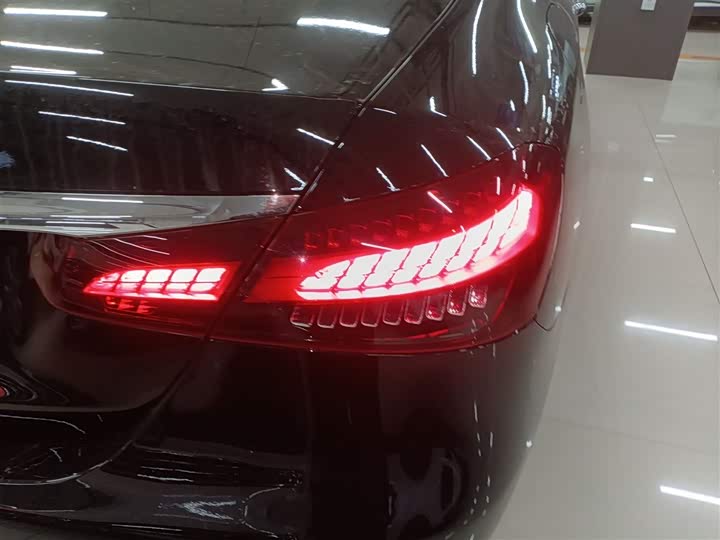 Фото 7 - Mercedes-Benz E-Class