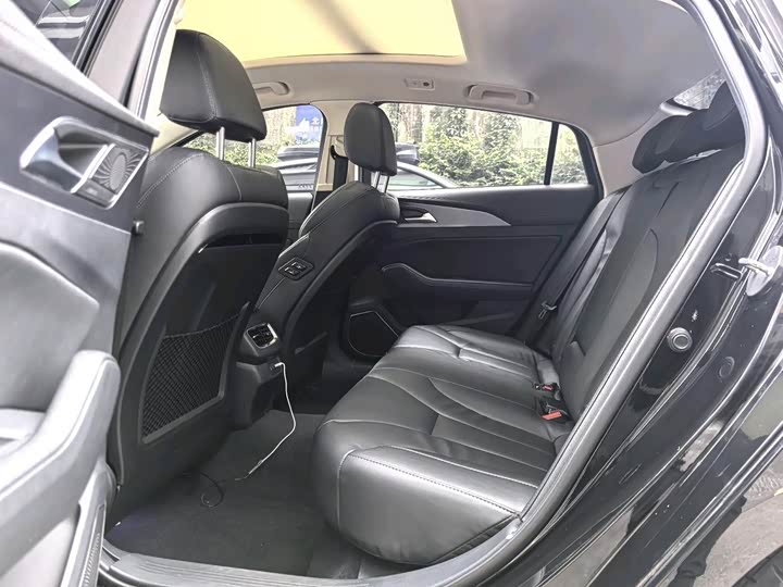 Фото 8 - Hongqi H5