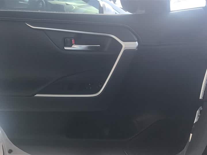 Фото 7 - Toyota RAV4