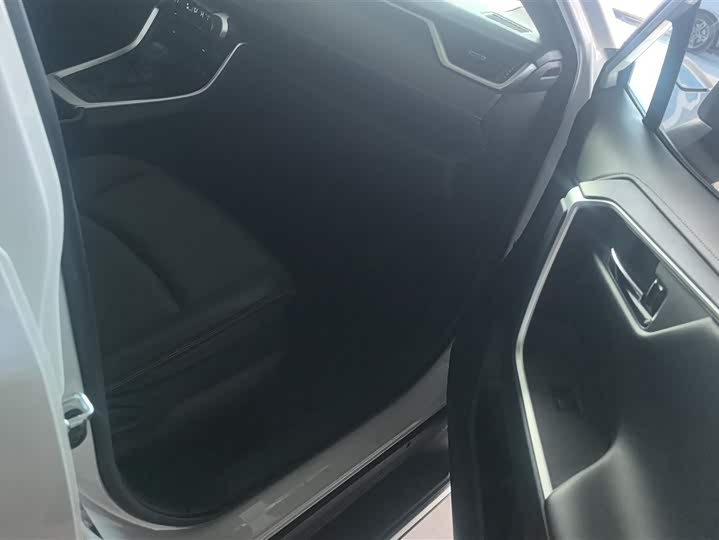 Фото 8 - Toyota RAV4