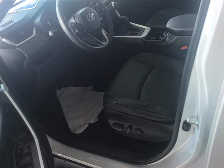 Фото 9 - Toyota RAV4