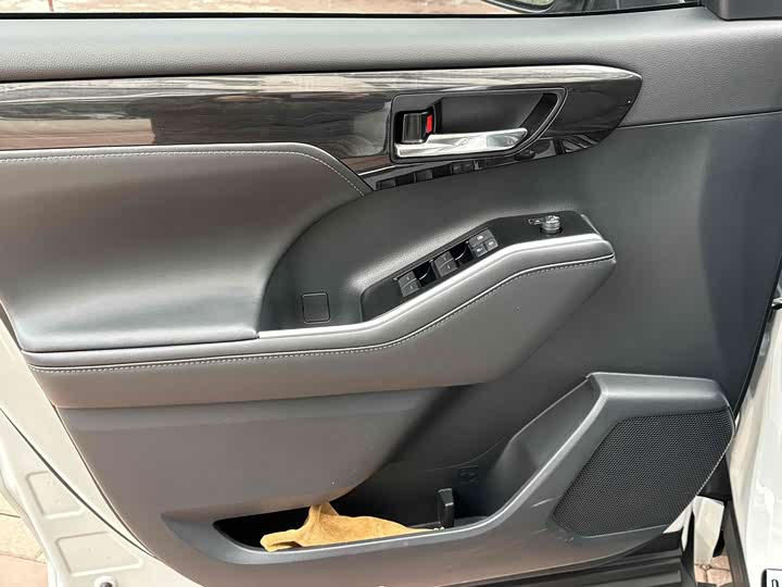 Фото 7 - Toyota Crown Kluger