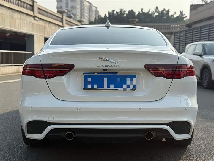 Фото 2 - Jaguar XE L