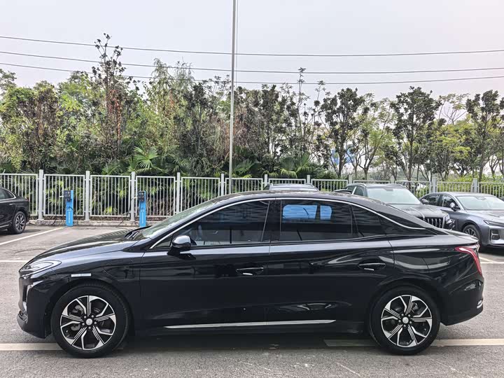 Фото 4 - Hongqi E-QM5