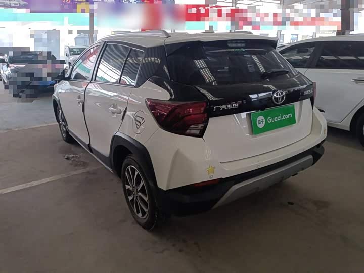 Фото 5 - Toyota Yaris L Hatchback