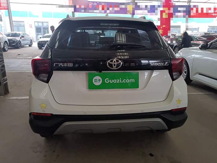 Фото 6 - Toyota Yaris L Hatchback