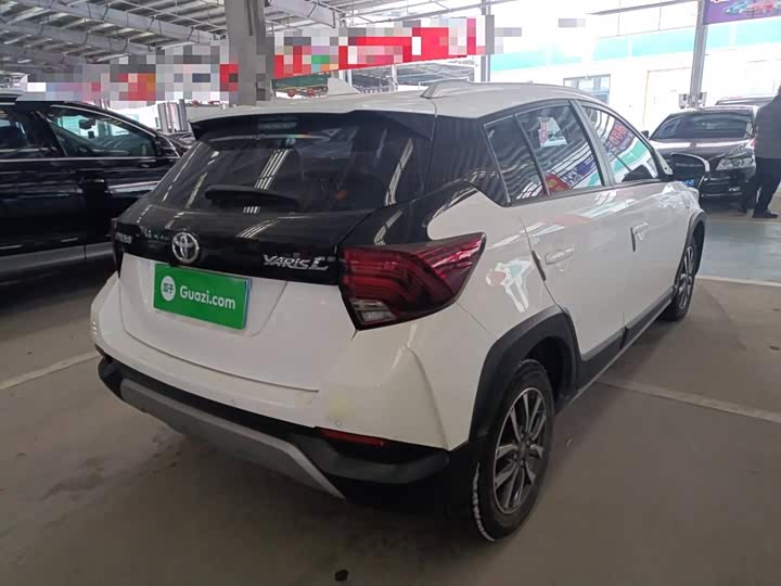 Фото 7 - Toyota Yaris L Hatchback