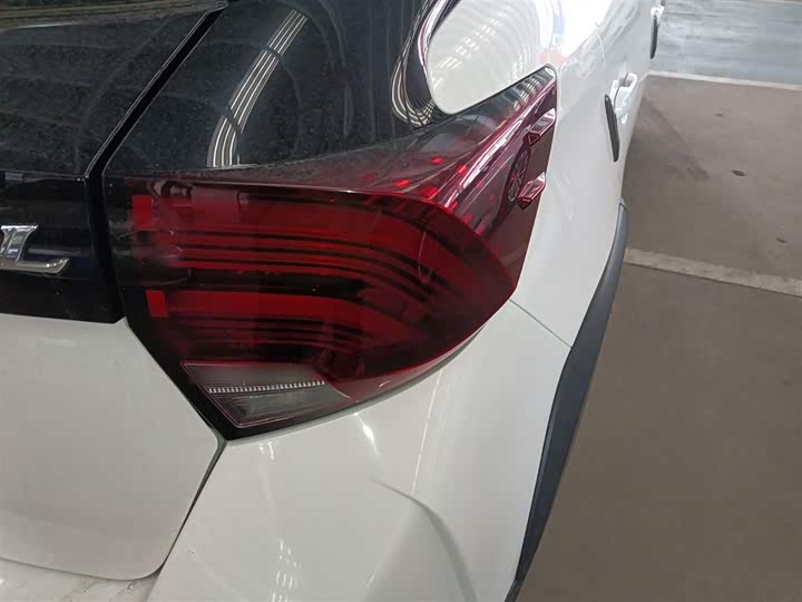 Фото 8 - Toyota Yaris L Hatchback