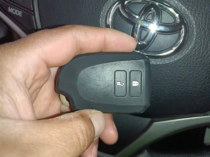 Фото 9 - Toyota Yaris L Hatchback