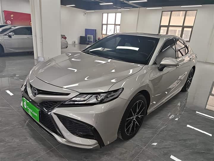 Фото 2 - Toyota Camry