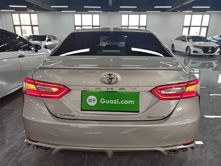 Фото 6 - Toyota Camry