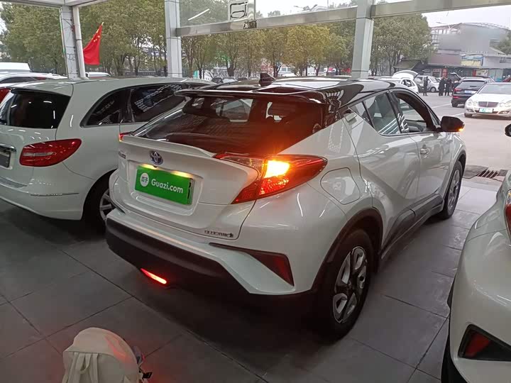 Фото 7 - Toyota C-HR EV