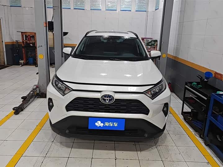 Фото 2 - Toyota RAV4