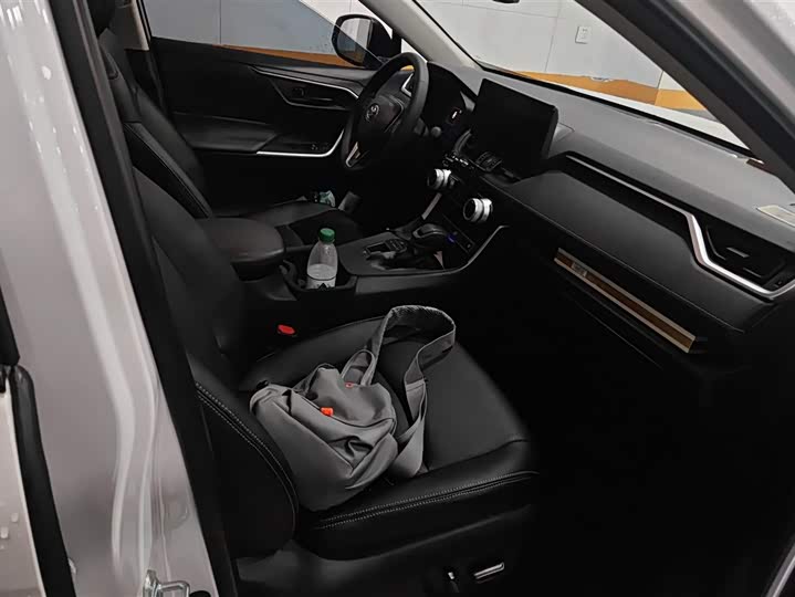 Фото 8 - Toyota RAV4