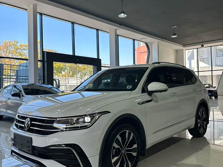 Фото 3 - Volkswagen Tiguan L Pro
