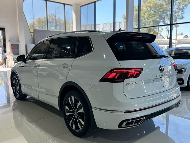 Фото 9 - Volkswagen Tiguan L Pro