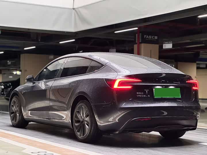 Фото 4 - Tesla Model 3