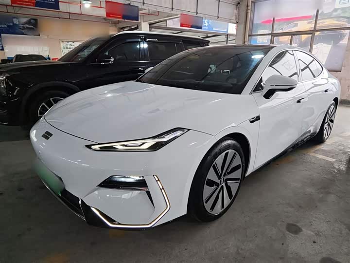 Фото 2 - Geely Galaxy E8