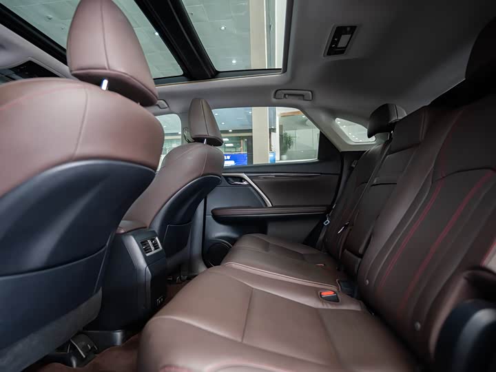 Фото 9 - Lexus RX