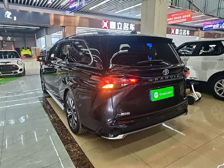 Фото 4 - Toyota Granvia