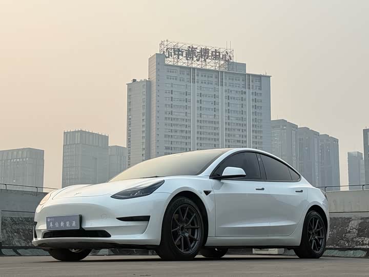 Фото 1 - Tesla Model 3