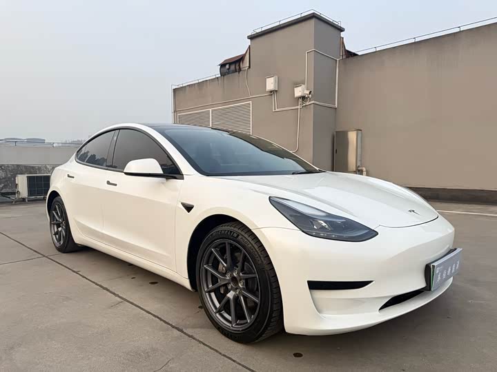 Фото 3 - Tesla Model 3