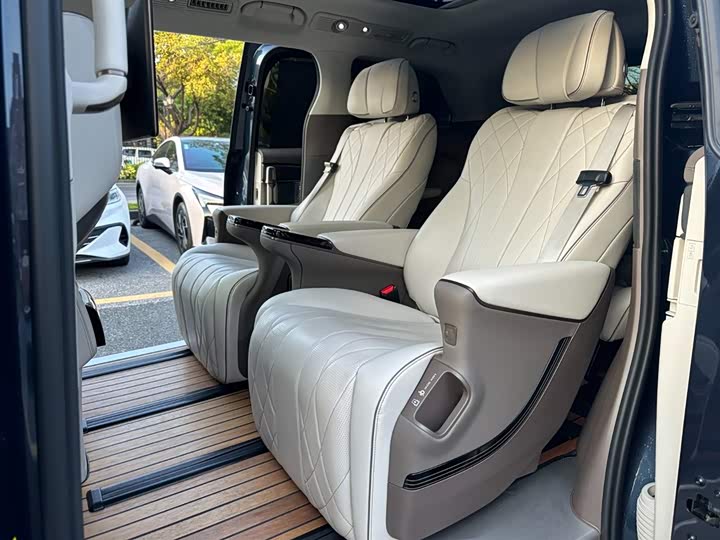 Фото 7 - Denza D9