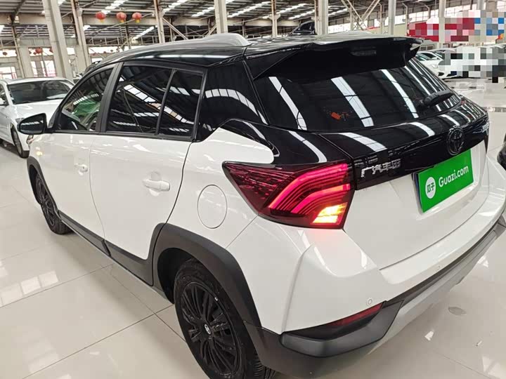 Фото 5 - Toyota Yaris L Hatchback