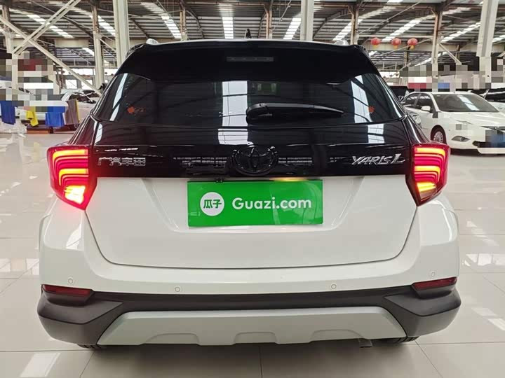 Фото 6 - Toyota Yaris L Hatchback