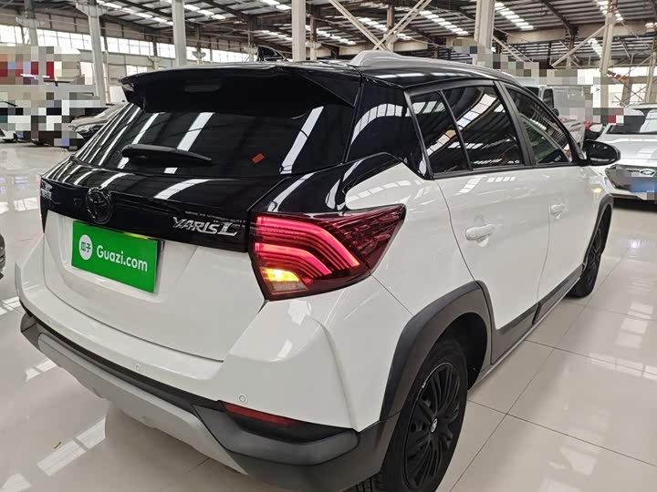 Фото 7 - Toyota Yaris L Hatchback