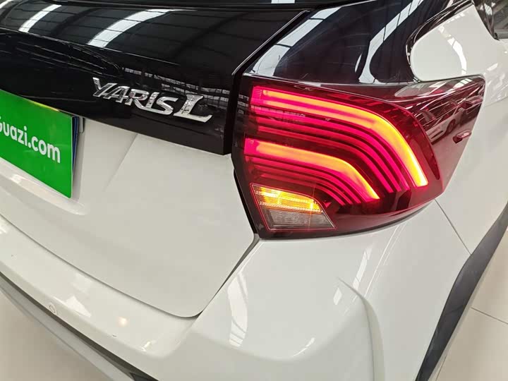 Фото 8 - Toyota Yaris L Hatchback