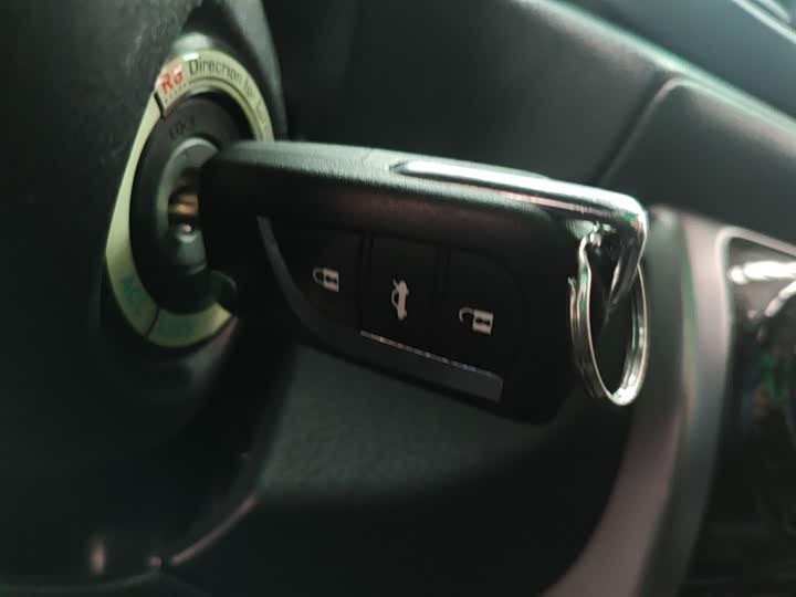 Фото 9 - Toyota Yaris L Hatchback