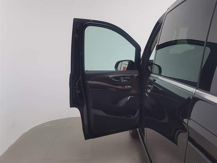 Фото 8 - Mercedes-Benz V-Class