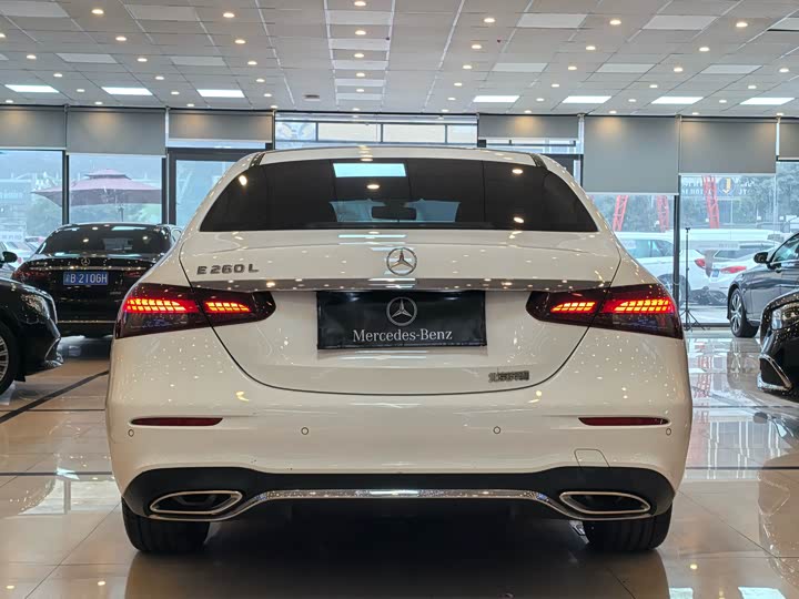 Фото 4 - Mercedes-Benz E-Class