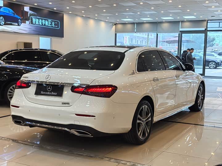 Фото 5 - Mercedes-Benz E-Class