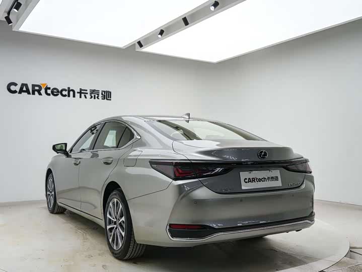 Фото 3 - Lexus ES