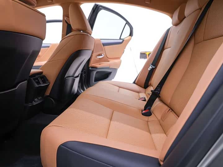 Фото 5 - Lexus ES