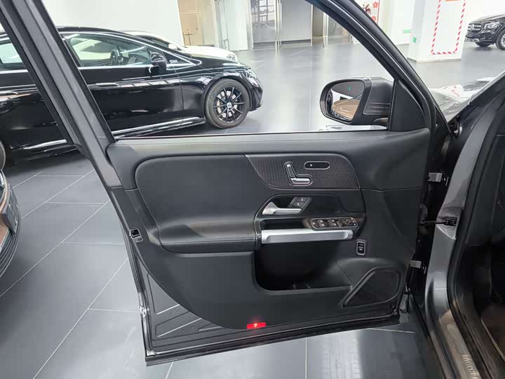 Фото 7 - Mercedes-Benz EQB