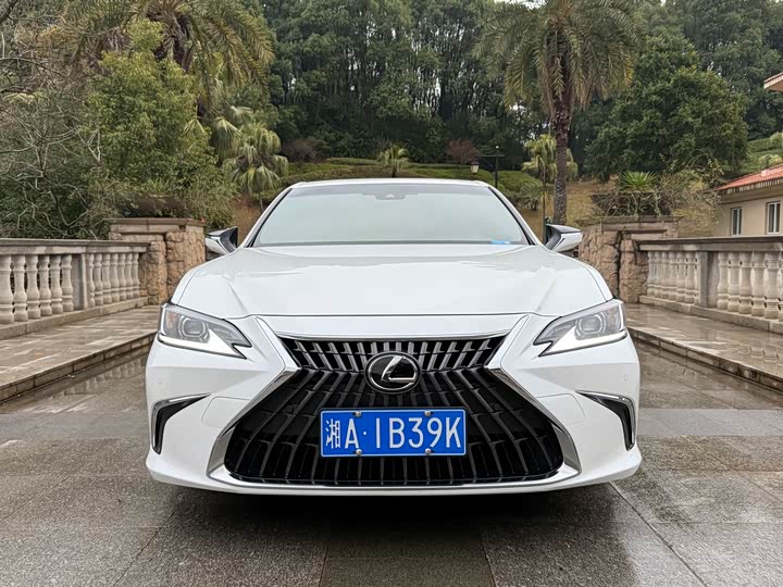 Фото 2 - Lexus ES