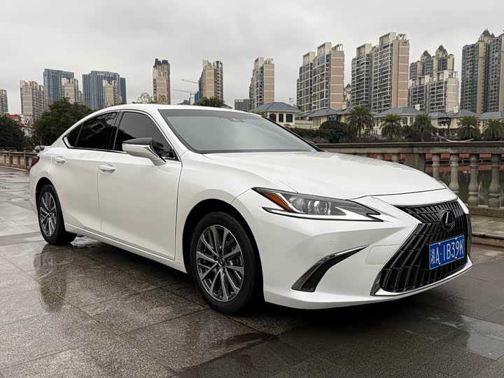 Фото 3 - Lexus ES