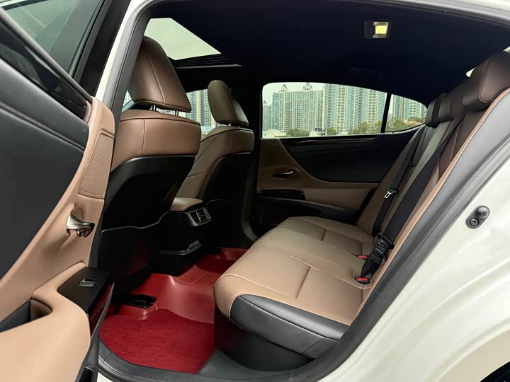 Фото 4 - Lexus ES