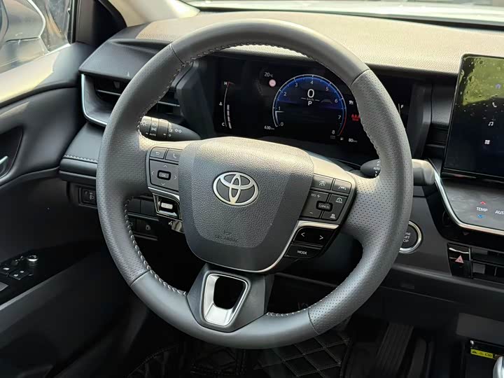 Фото 2 - Toyota Camry
