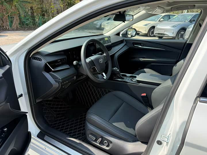 Фото 4 - Toyota Camry