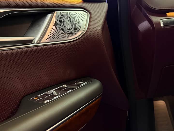 Фото 8 - Hongqi HQ9