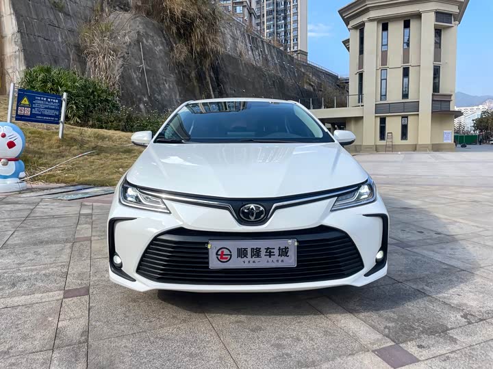 Фото 2 - Toyota Corolla