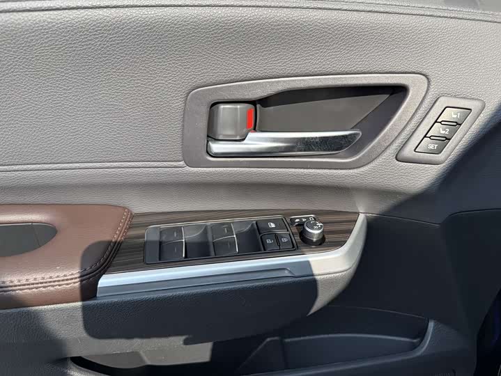 Фото 8 - Toyota Sienna