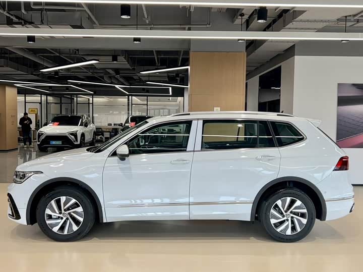 Фото 2 - Volkswagen Tiguan L Hybrid