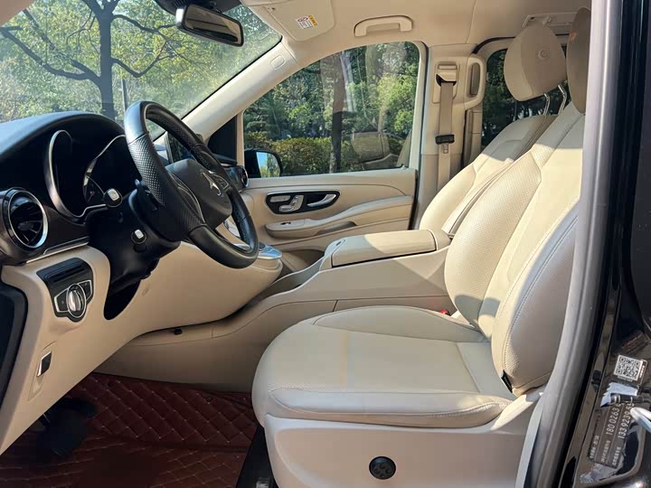 Фото 9 - Mercedes-Benz V-Class